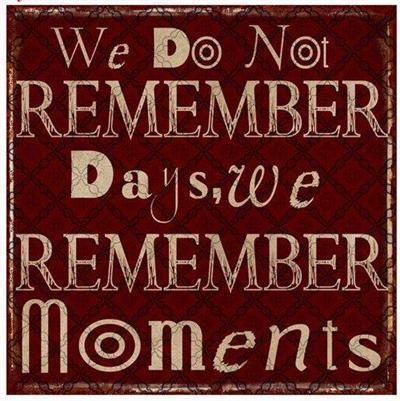 Schild "Remember moments..."